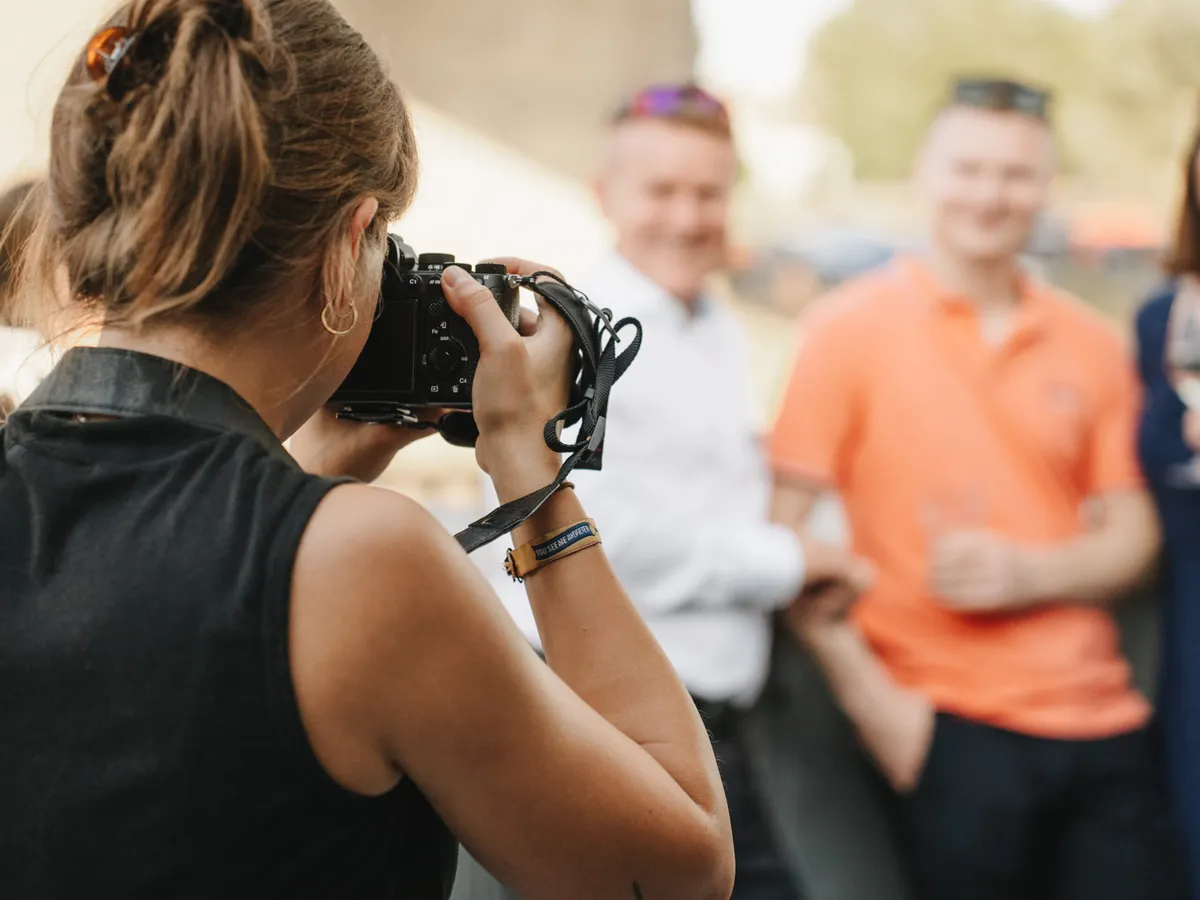 Eventfotografie beim Sommerfest mit Same-Day-Bilderlieferung für Mitarbeiter.